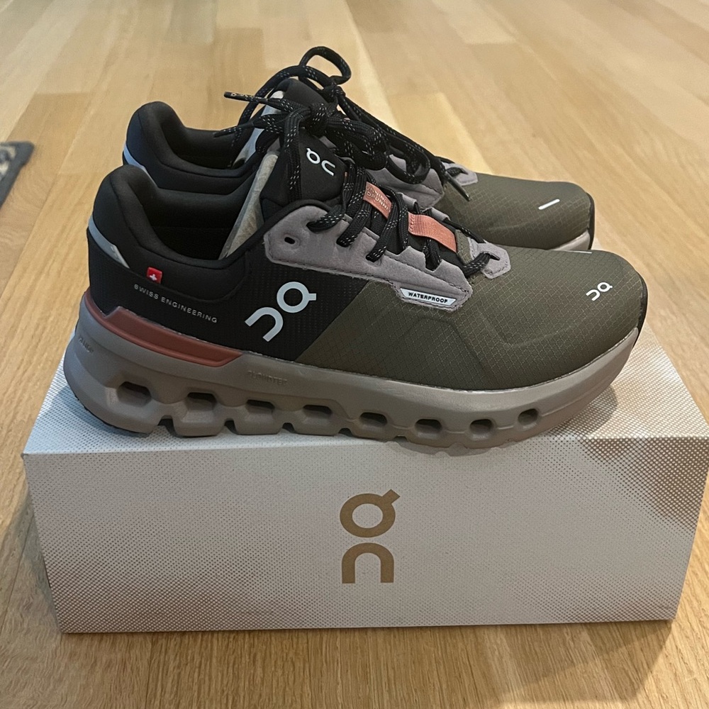 New in box On Cloud Cloud Runner 2 waterproof Women’s size 6 Running shoes
